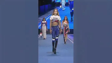 Gigi hadid opening Tommy Hilfiger SS18.🔥